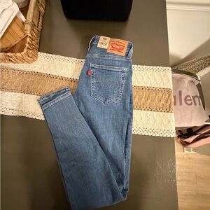 Levi's skinny jeans NWT sz 27